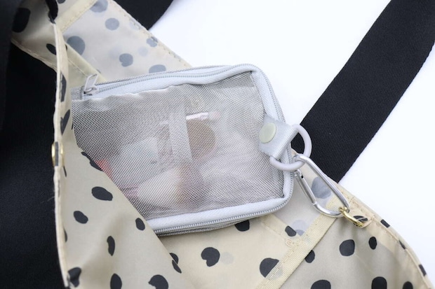 メッシュペンケース（平型、SI）　バッグに装着