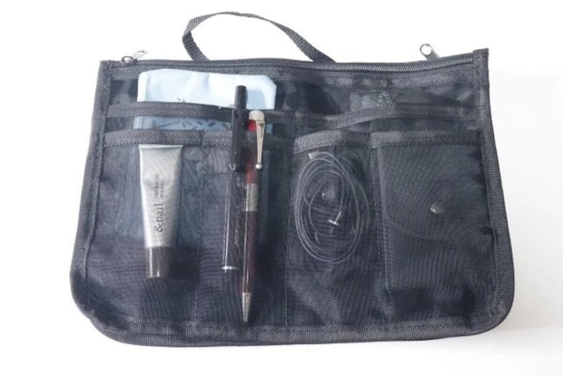 ダイソー　バッグインバッグ（A5、メッシュ、ブラック）　容量