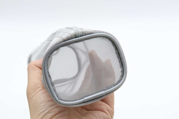 ダイソーのメッシュペンケース（スクエア型、SI）ナイロン素材