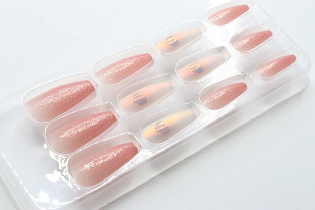 ダイソー　ネイルチップ　ピンク　カーブ