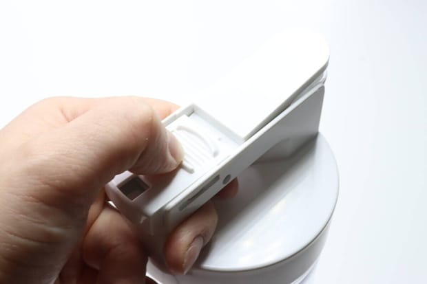 横置きできるワンタッチ冷水筒　スイッチ