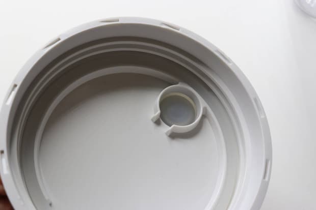 横置きできるワンタッチ冷水筒　フタ