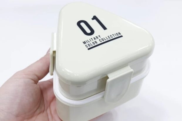 ダイソー　2段おにぎり弁当箱