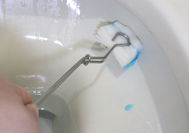 ダイソーの流せるトイレブラシ（ハンドル＋つけ替えブラシ2個）で洗浄する
