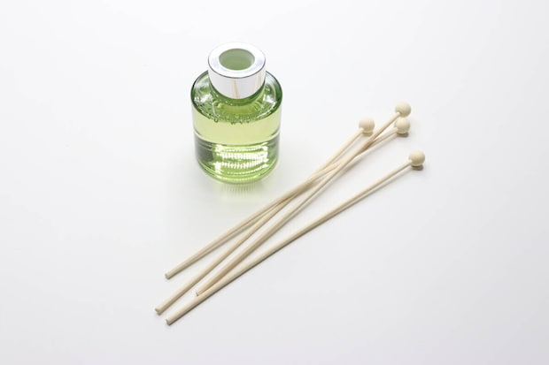 ダイソーのボールスティックディフューザー（50mL、ウッド）のビジュアル