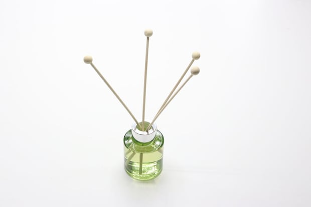 ダイソーのグリーンティー系ボールスティックディフューザー（50mL、ウッド）