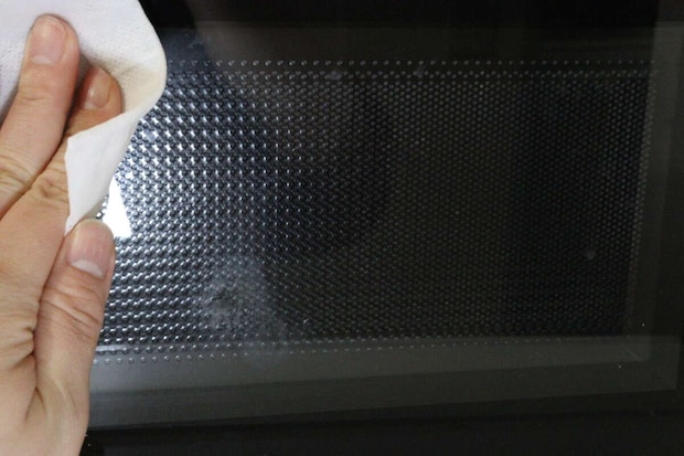 ダイソーのガラス＆家電用クリーナーは電子レンジの掃除におすすめ