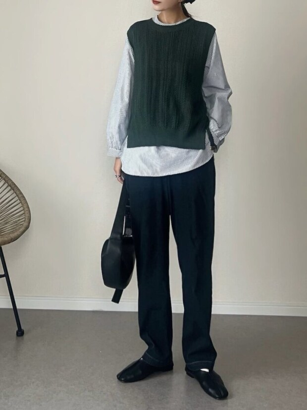 ニットベストレイヤードコーデ 2026春シフト大人女性ストライプシャツニットベストレイヤードコーデ