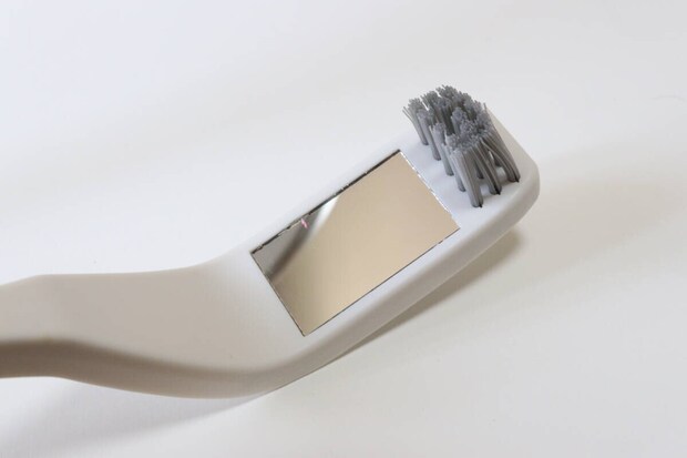 ダイソーのトイレブラシ ミラー付きは汚れを確認しながら掃除できる