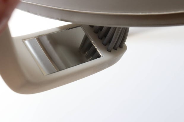 ダイソーのトイレブラシ ミラー付きはくの字構造でフチ裏を掃除しやすい