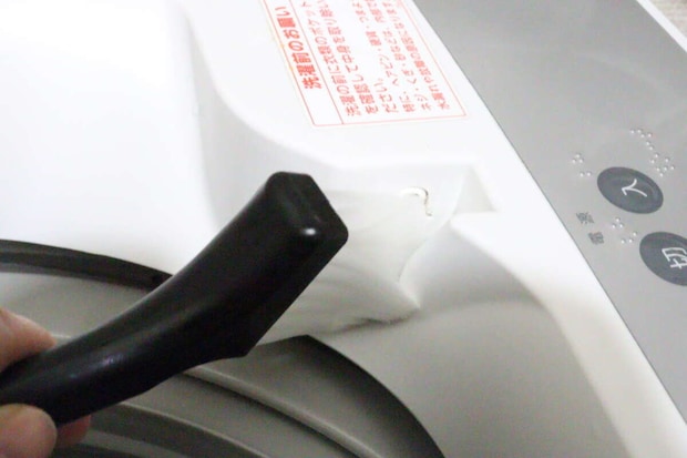 ダイソーの車内用マルチブラシは洗濯機の掃除に便利