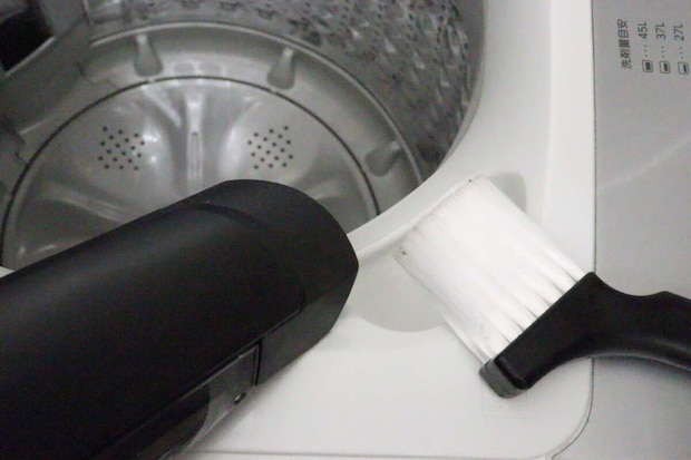 ダイソーの車内用マルチブラシと掃除機