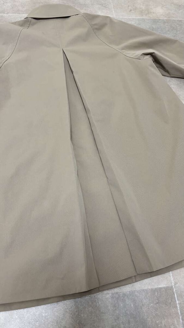 GUバルマカーンAラインハーフコートの背面タック部分