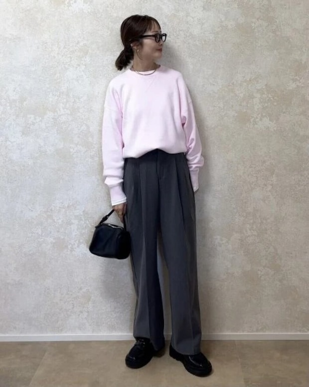 ピンク×グレーコーデ ユニクロCスムースコットンクルーネックセーターピンク×グレーコーデ