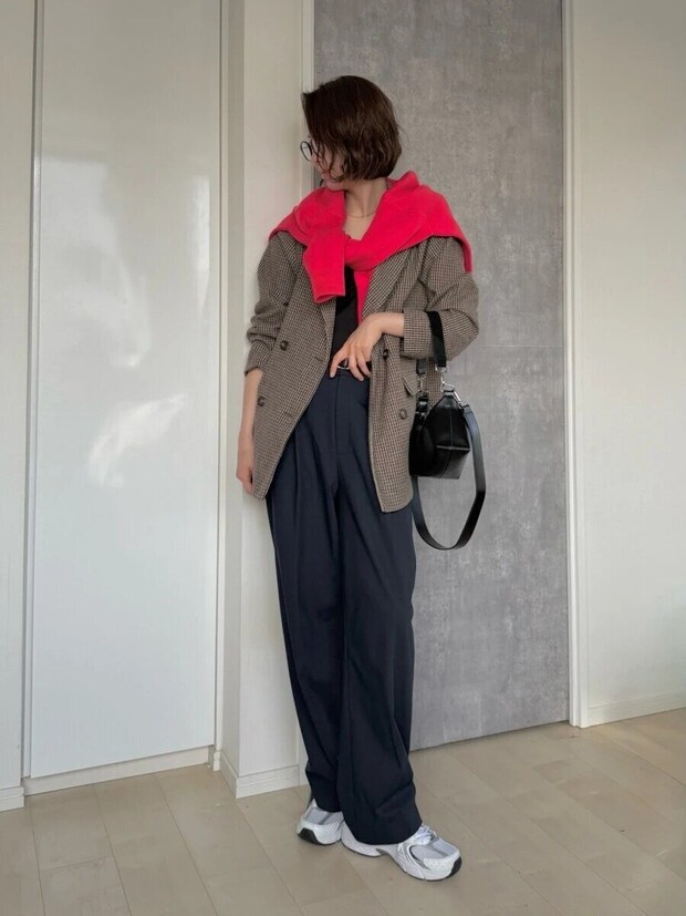 肩掛けコーデ ユニクロCスムースコットンクルーネックセーター赤肩掛けコーデ