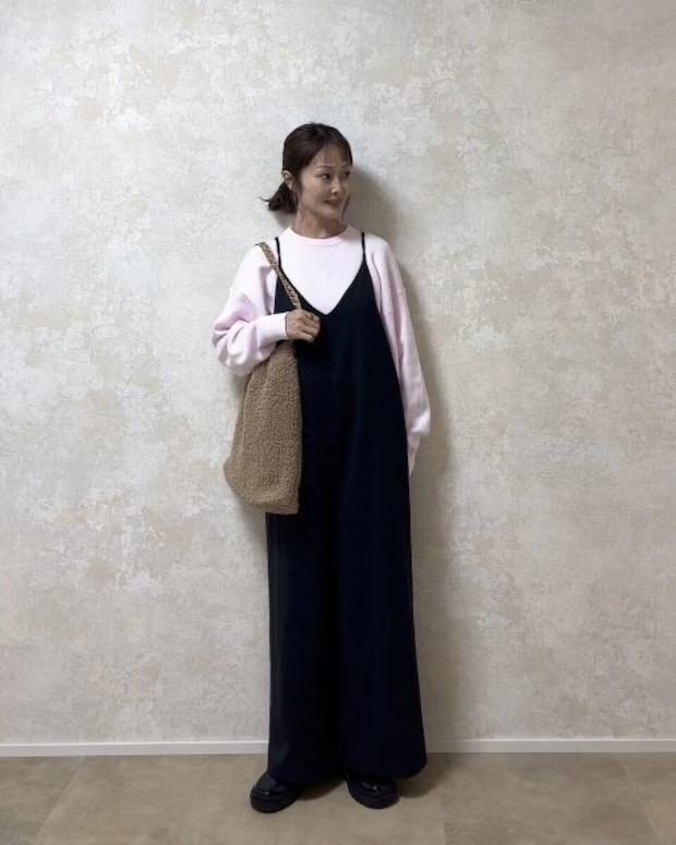 黒サロペットコーデ ユニクロCスムースコットンクルーネックセーターピンク黒サロペットコーデ
