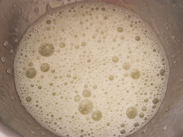 卵白に砂糖の半量、塩を加え、ハンドミキサーの低速でコシを切るように混ぜる。