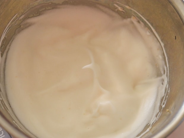 モコモコのメレンゲができたら、低速で10秒ほど混ぜてキメをととのえる。