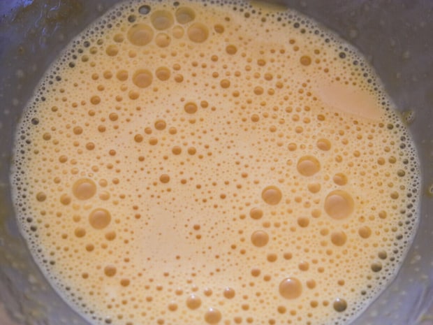 米油を少しずつ加えながら混ぜて乳化させ、牛乳も加えて混ぜる。