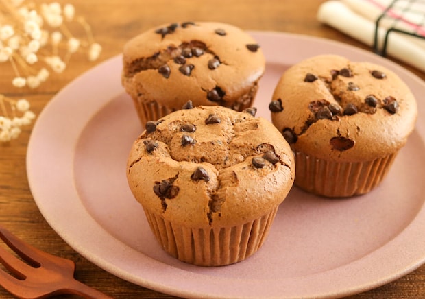 小さく作れば失敗しない！ふわっふわ食感♡チョコチップココアのカップシフォンケーキ