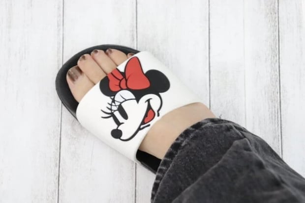 ダイソー　サンダル（ミッキー＆ミニー）　着用例