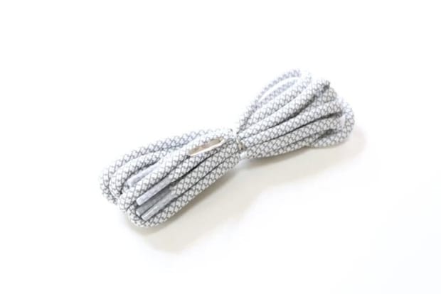 ダイソー 反射する靴紐(120cm、白・黒) ダイソー 反射する靴紐(120cm、白・黒)