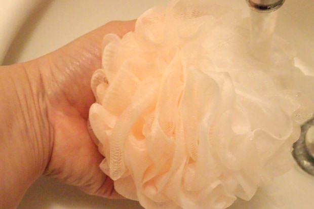 温度で色が変わるシャワーボール　お湯をかける