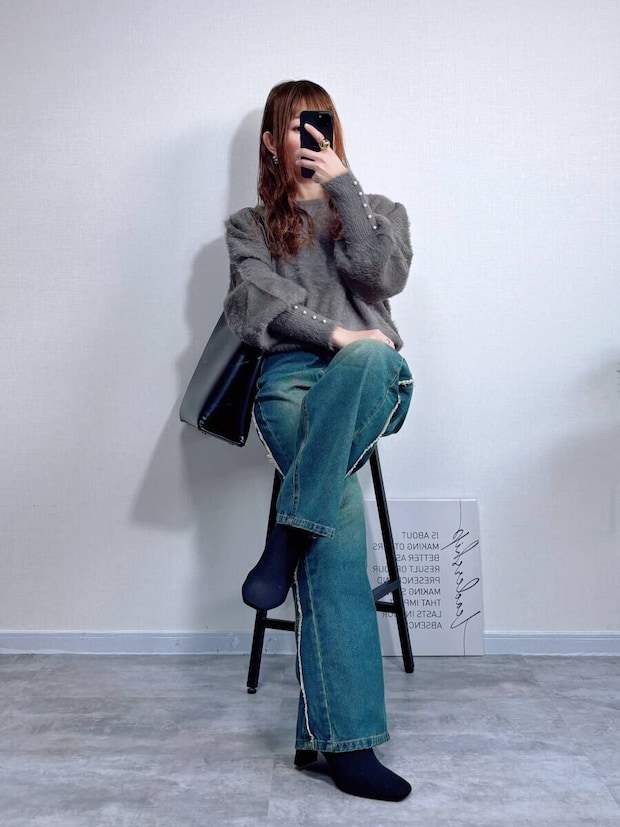 coca袖パールシャギーニットトップス　グレージュとデニムコーデ