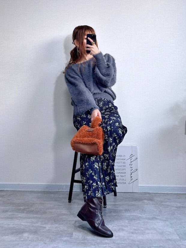 coca袖パールシャギーニットトップス　チャコールと花柄スカートコーデ