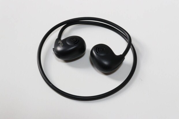 ダイソーのオープンワイヤレスイヤホン（OpenBT001、ブラック）のビジュアル