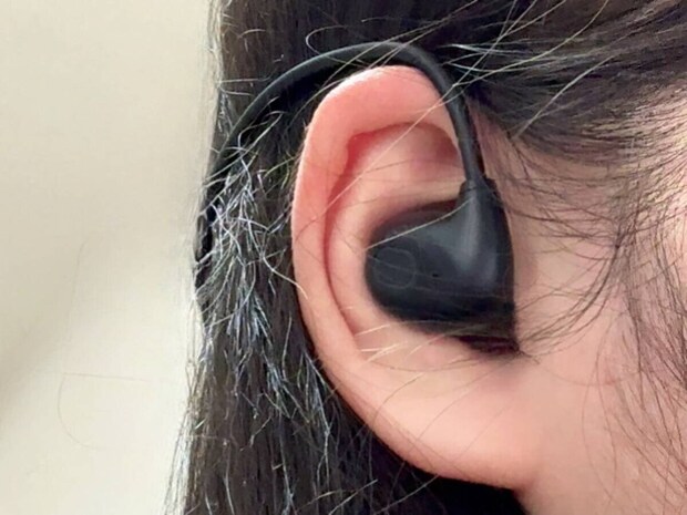 ダイソーのオープンワイヤレスイヤホン（OpenBT001、ブラック）の着用画像