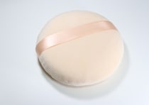 「写真だと普通のパフだけど…」冗談かと思った100均メイクツール