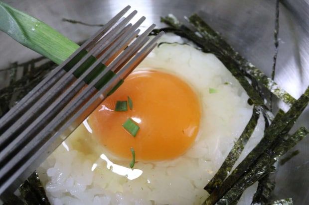 ダイソーのキッチンバサミ 5枚刃は小ねぎのトッピングに便利