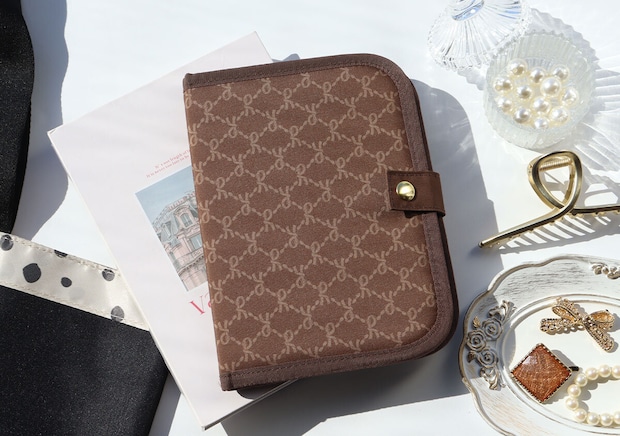 宝島社雑誌付録素敵なあの人4月号のロベルタ ディ カメリーノのクワドラプリントで高級感ある持ち物整理ケース1