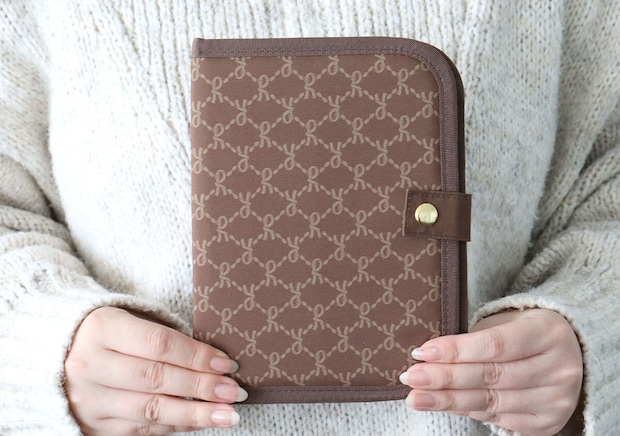 宝島社雑誌付録素敵なあの人4月号のロベルタ ディ カメリーノのクワドラプリントで高級感ある持ち物整理ケース4