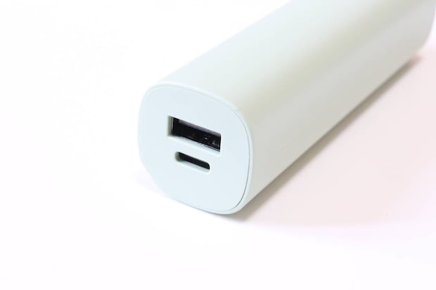 ダイソーのモバイルバッテリー ライトミントグリーンの充電ポート