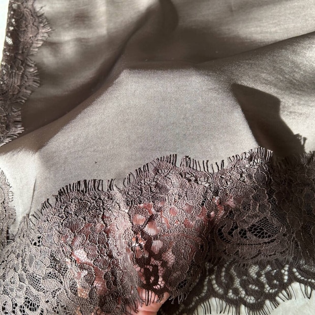 Trish　ケミカルレースサテンキャミソールの生地感