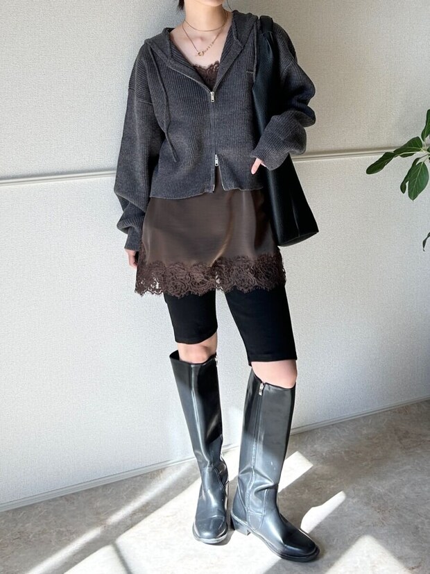 Trish　ケミカルレースサテンキャミソールとニットパーカコーデ