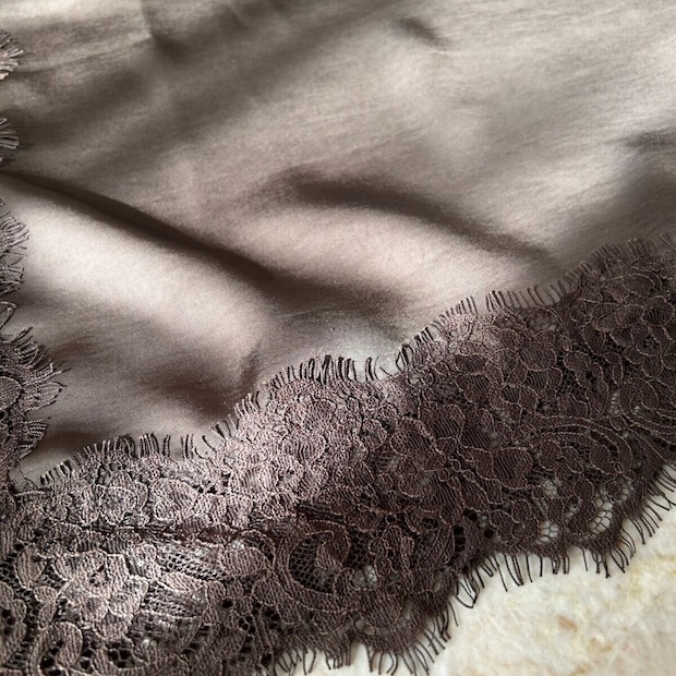 Trish　ケミカルレースサテンキャミソール　ブラウンの色味