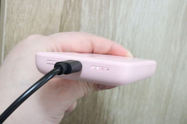 モバイルバッテリー マグネットワイヤレス 4000mAh　バッテリー残量確認