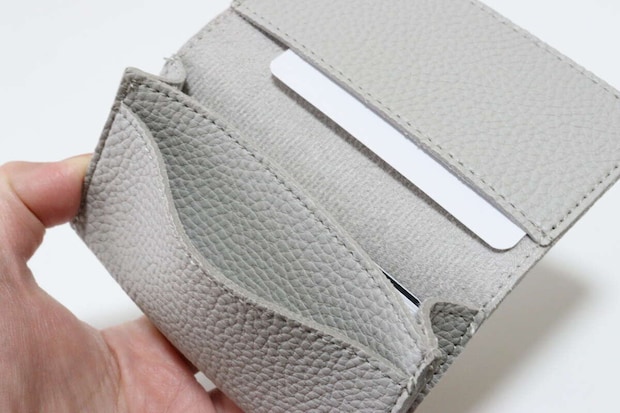 レザー調マチ付き名刺ケース（ベーシック）　ダイソー　収納スペース