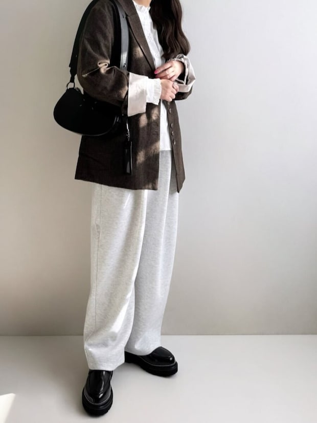 大人女子スウェットパンツジャケットコーデ