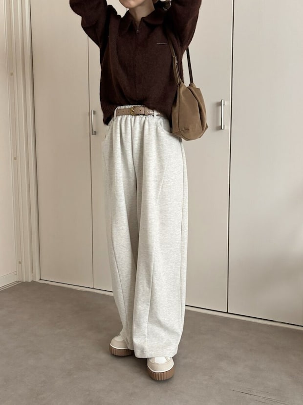 大人女子スウェットパンツベルトウエストマークコーデ