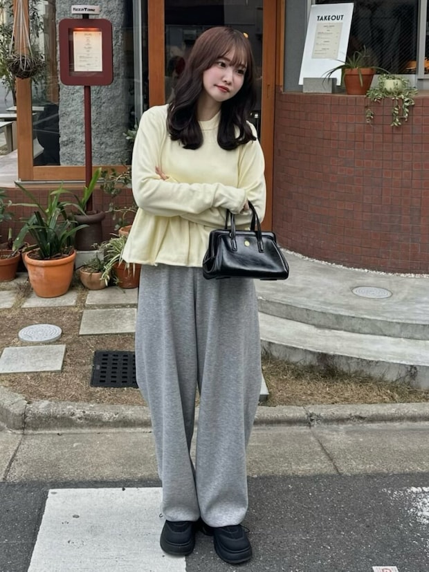 大人女子スウェットパンツイエローペプラムニットコーデ