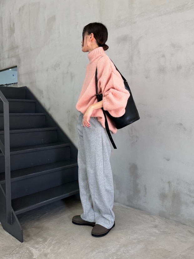 大人女子スウェットパンツピンクニットコーデ