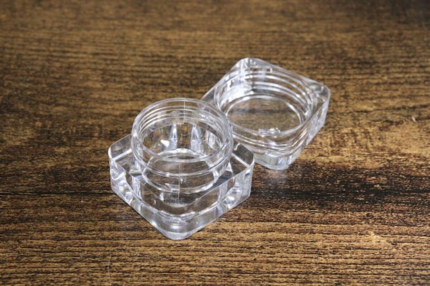 ダイソーの四角いクリームケース