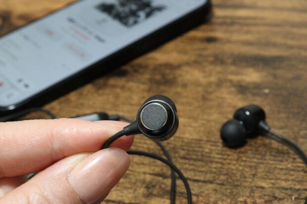 ダイソーのクオリティの高いアルミニウムワイヤレスイヤホン（BT008、ブラック）