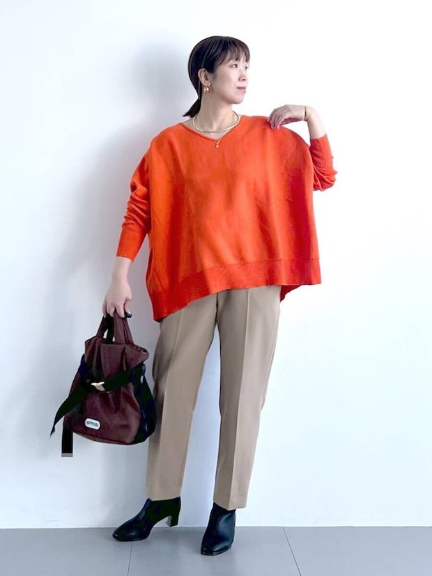 2026春大人女性おすすめキレイ色オレンジニットコーデ