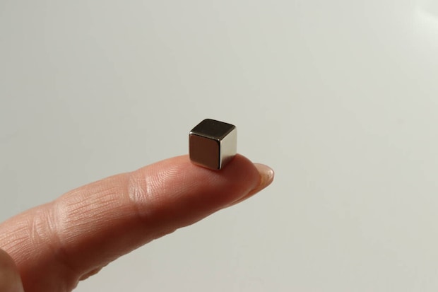 セリア 角型超強力マグネット セリアの角型超強力マグネットはスタイリッシュなデザイン