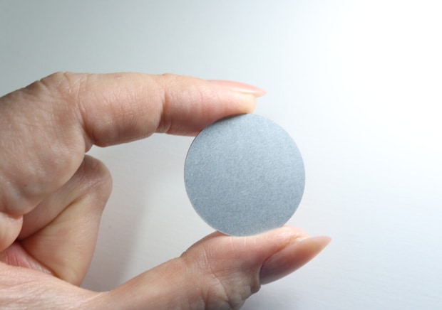 手持ちのアイテムをマグネット仕様にできる！貼るだけの100均便利グッズ